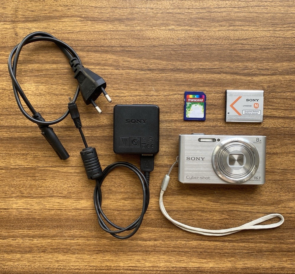 SONY Cyber-shot DSC-W730 16.1MP Digital Camera with 8x Optical Zoom SD Card Included Tested & Working