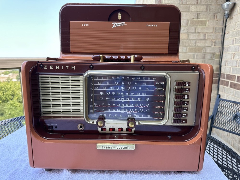 VINTAGE ZENITH COWHIDE LEATHER TRANS OCEANIC RADIO MODEL T600 (1958)