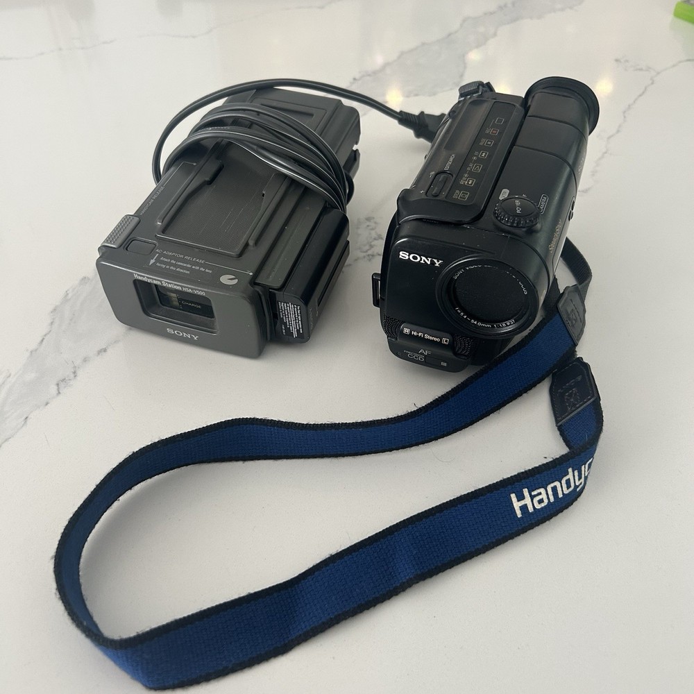 Sony Hi-8 CCD-TR500 Handycam Camcorder with HSA V 500 Station