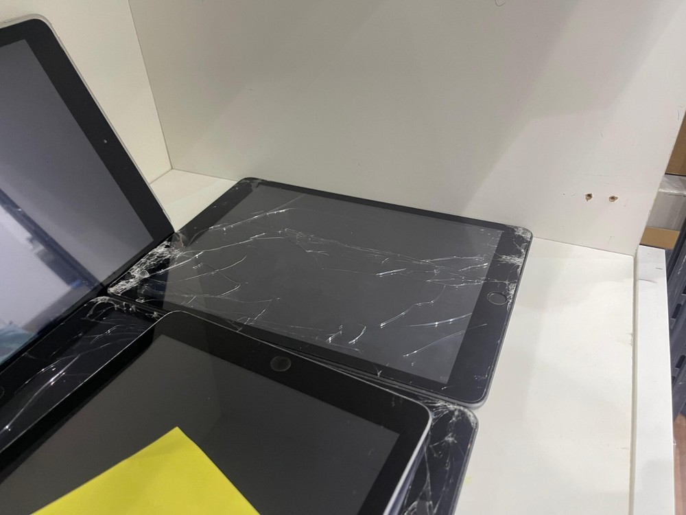 Lot of 8 iPads - For Parts Only