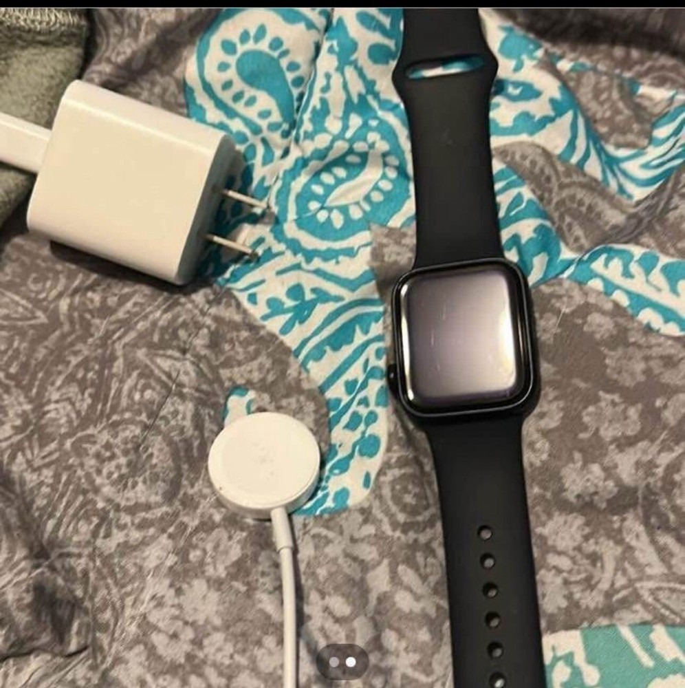 Apple Watch SE 2nd Gen GPS 40mm Smartwatch with Fitness Tracking