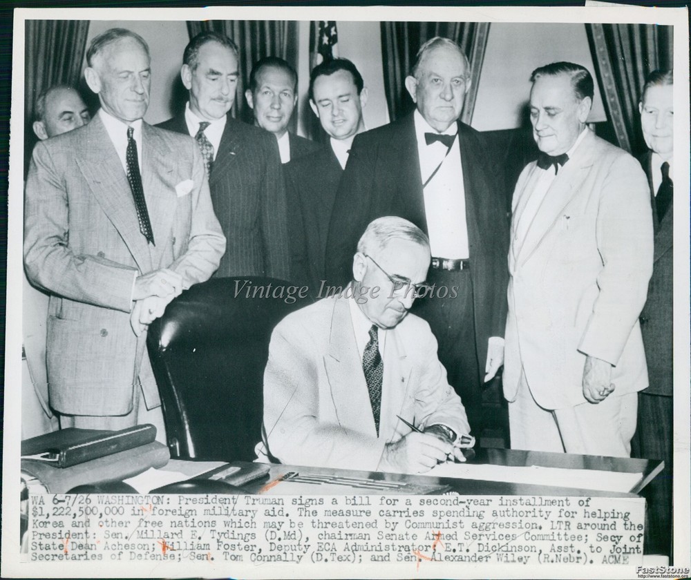 1950 Pres Truman Signs Foreign Military Aid Installment Politics Wirephoto 7X9-image