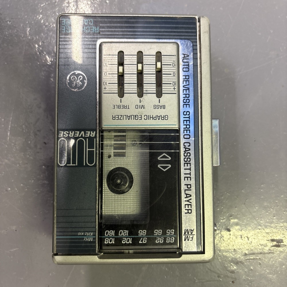 GE 3-5477A Auto Reverse AM FM Cassette Walkman by General Electric