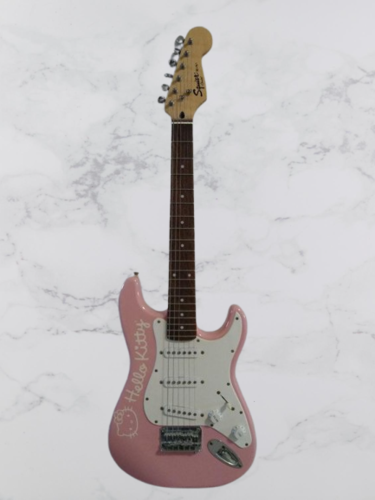 Hello Kitty design Stratocaster Pink Squier by Fender With soft case