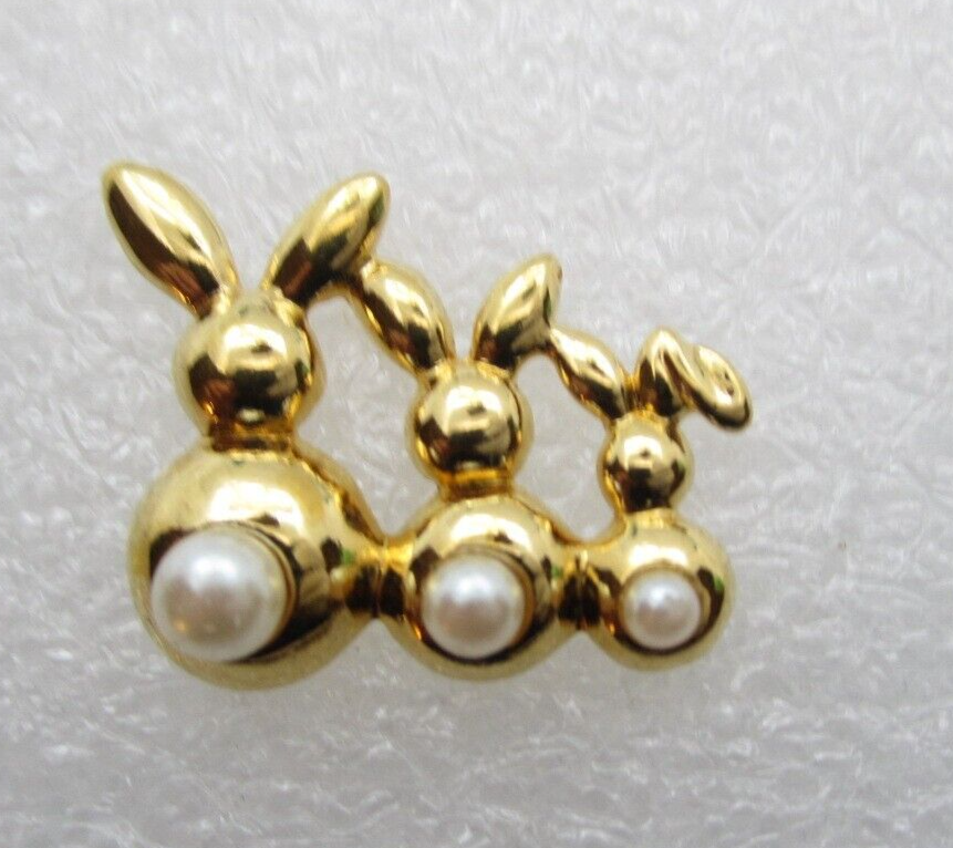 Bunny Family Lapel Pin (C962)