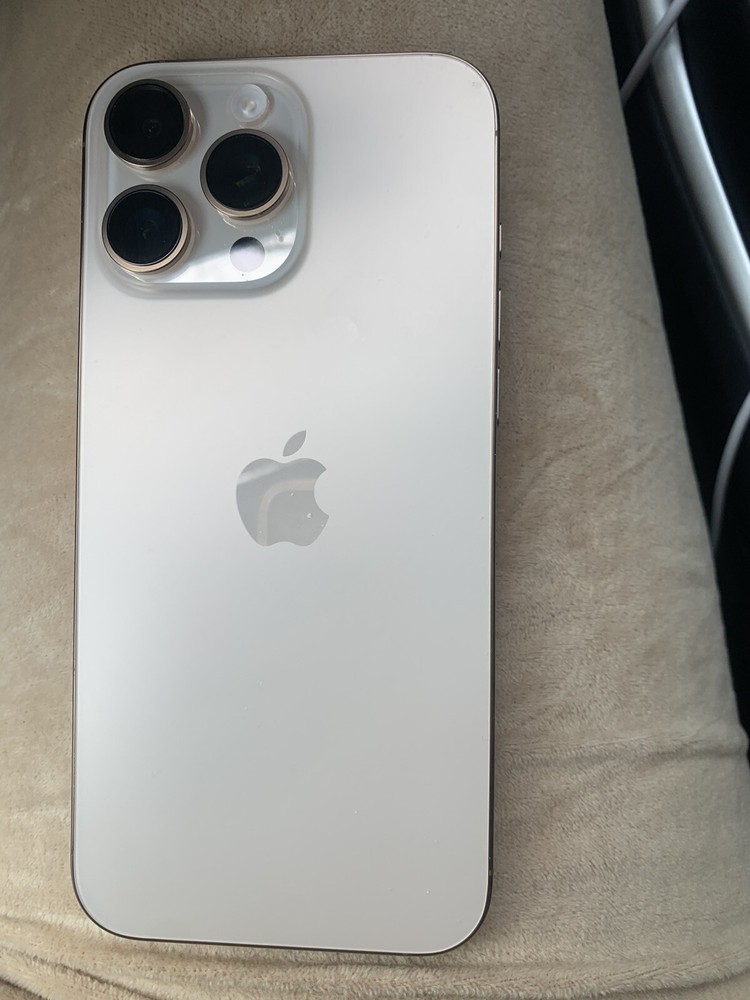 Un Iphone 16 Pro Max 256 G