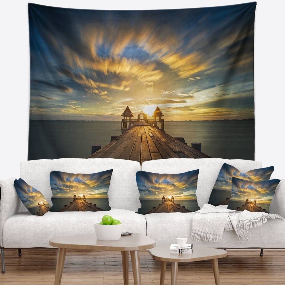 Designart '劇的な空の下の木の橋' ピア 海景 スモール