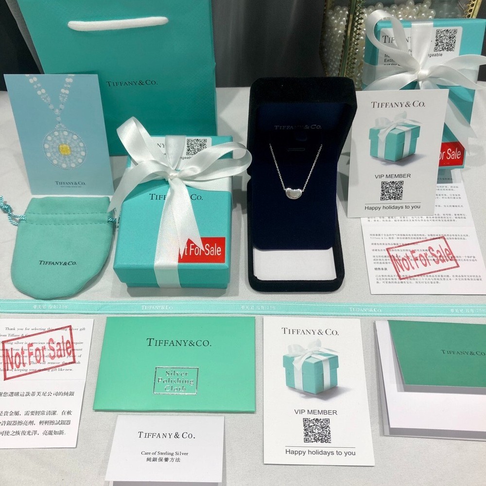 TIFFANY & Co Elsa Peretti sterling silver bean pendant necklace