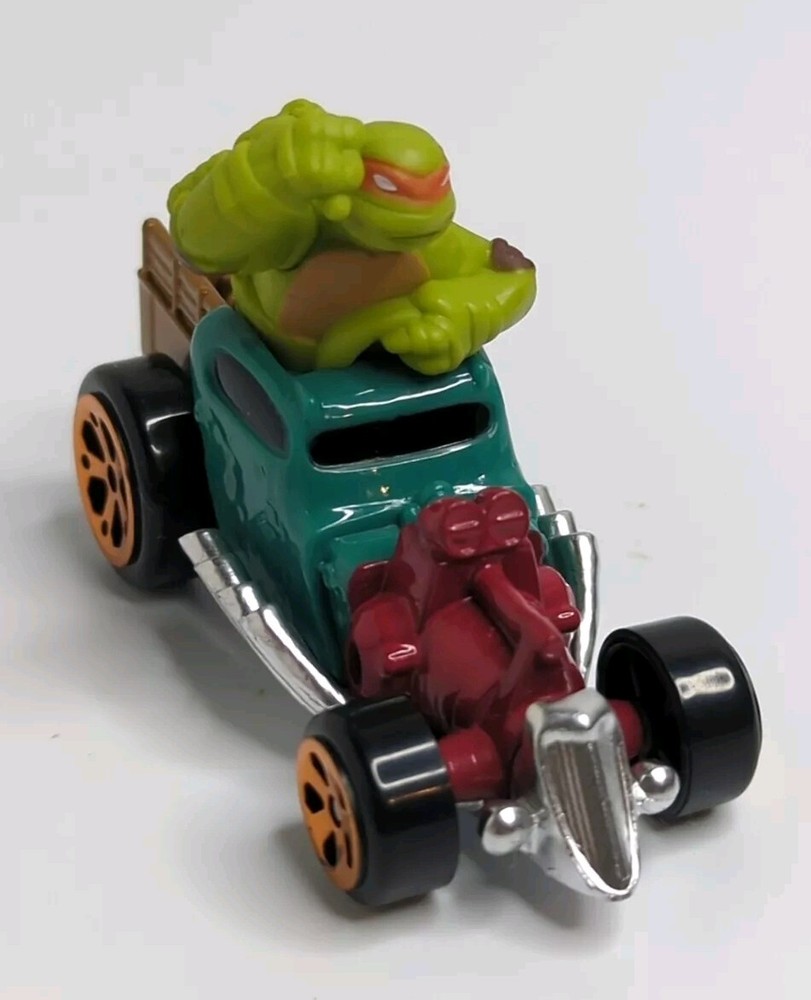 2014 Playmates TMNT T-Machines Mikey in Hot Rod Michaelangelo Die Cast Car