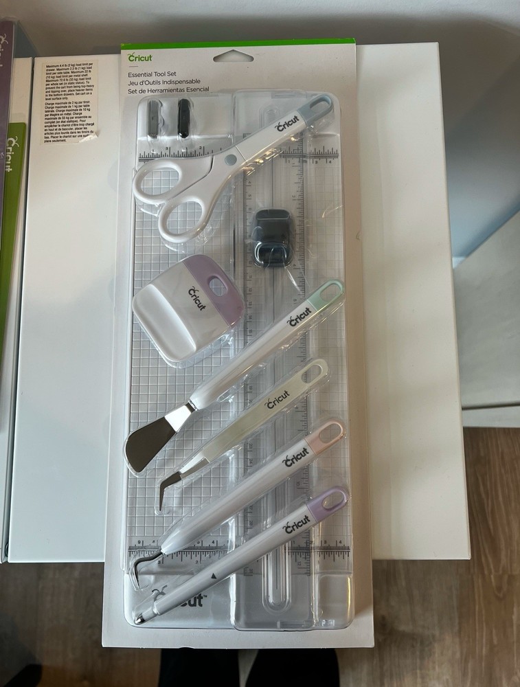 Cricut 7-Piece Essential Tool Kit for Crafting 2006696