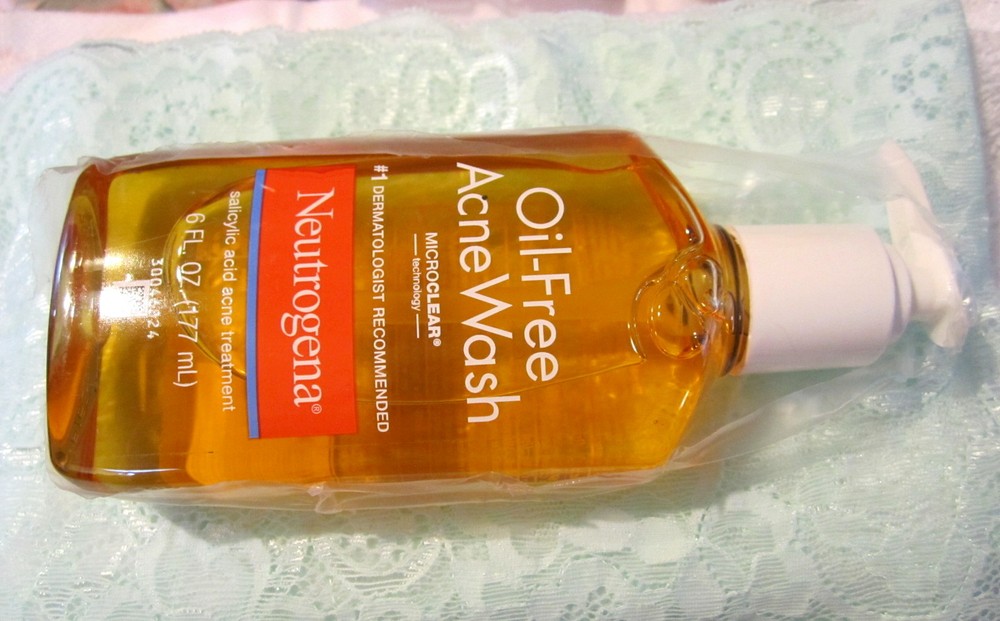 Neutrogena Face Wash Oil-Free Salicylic Acid Acne Fighting~6 fl. oz~SEALED!!