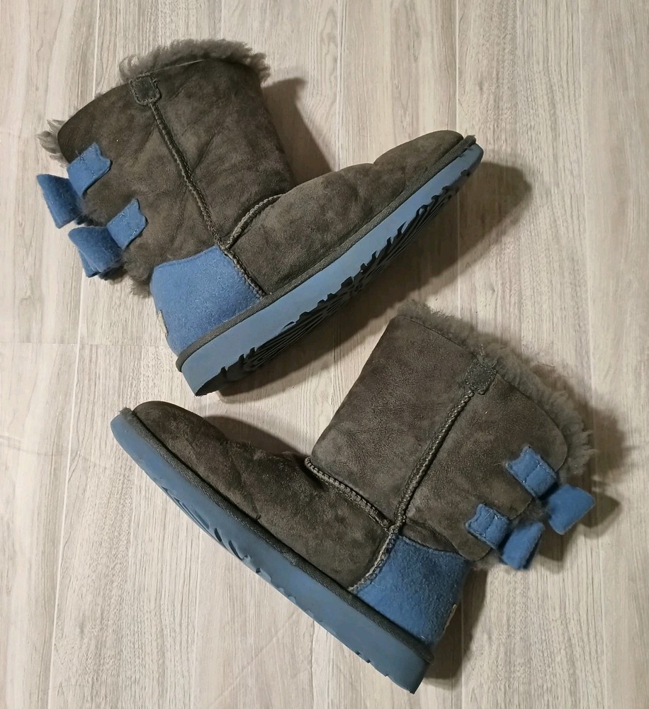 UGG Bailey Bow II Black Youth Girls Size 4 Fur Lined Boots Blue Felt Bows