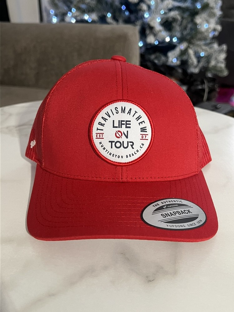 Gorra de golf Travis Mathew Life on Tour roja Snapback camionero malla trasera
