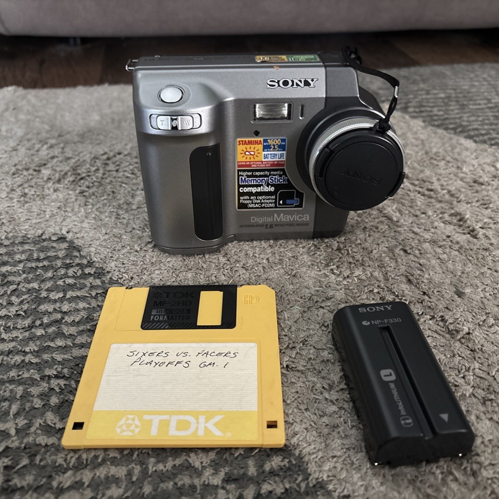 Sony Mavica MVC-FD200 2.0MP Digital Camera - Black & Metallic Silver READ