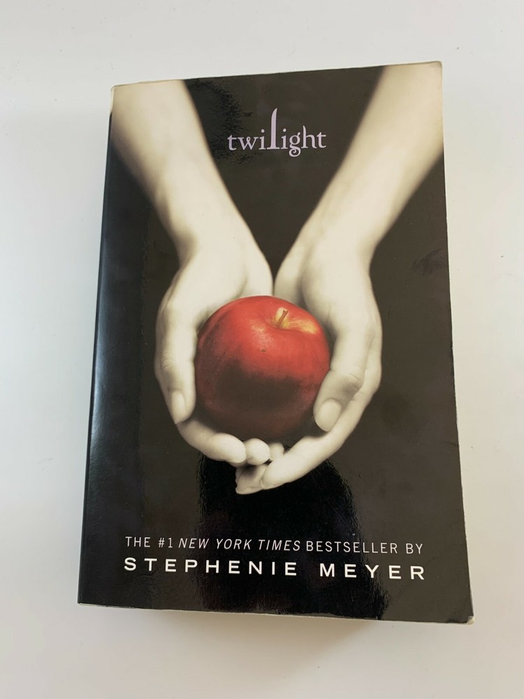 Twilight (The Twilight Saga, Book 1) - Paperback By Meyer, Stephenie