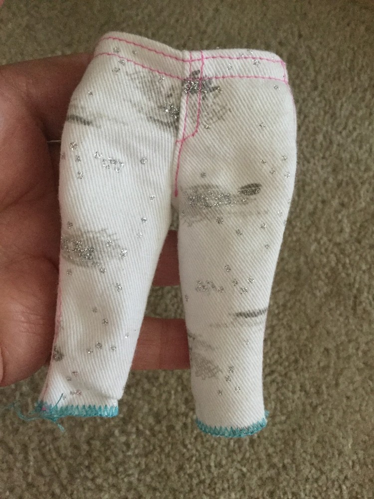 2011 Mattel Barbie Fashionista Cutie V4405 Doll with White Capri Pants