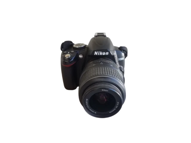 Nikon D D3000 10.2MP 18-55mm f/3.5-5.6G AF-S DX VR Nikkor Digital SLR Camera