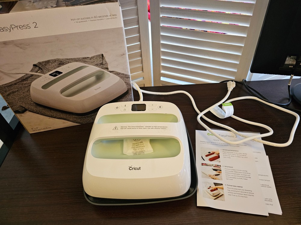 Cricut Easy Press 2 9x9 inch Heat Press - Great condition, includes 2 totes bags