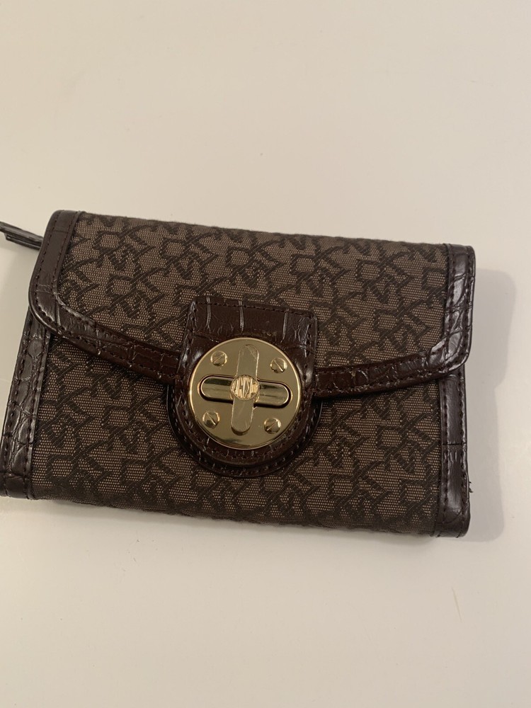 Elegant Brown Leather Wallet for Women with Matching Trim  