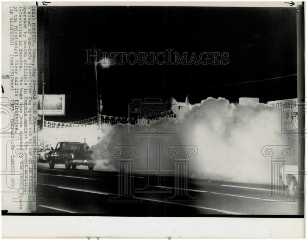 1973 Press Photo Car covered in man-made insecticide fog in Memphis, Tennessee.