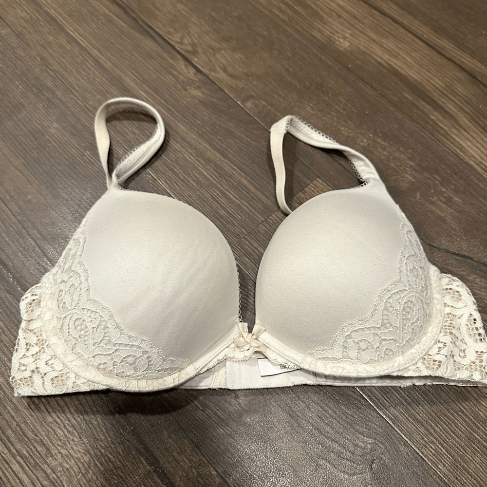 Victoria’s Secret 34D nude lace trimmed push-up bra