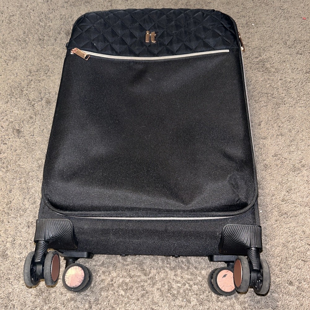 IT LUGGAGE Black Soft Case Spinner Suitcase 4 Wheel! QUALITY! MEASURMENTS GIVEN!
