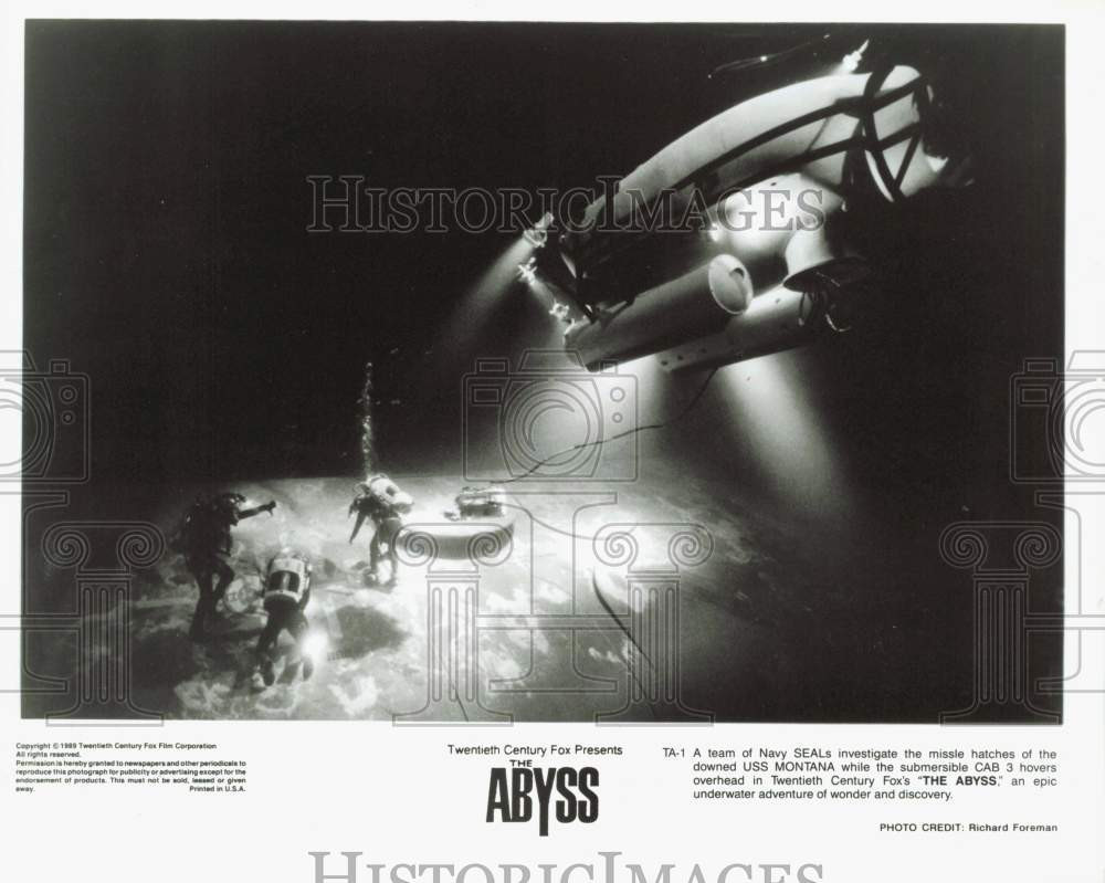 Navy SEALs Investigate Sunken Ship in The Abyss 1989 Press Photo - lrp99296