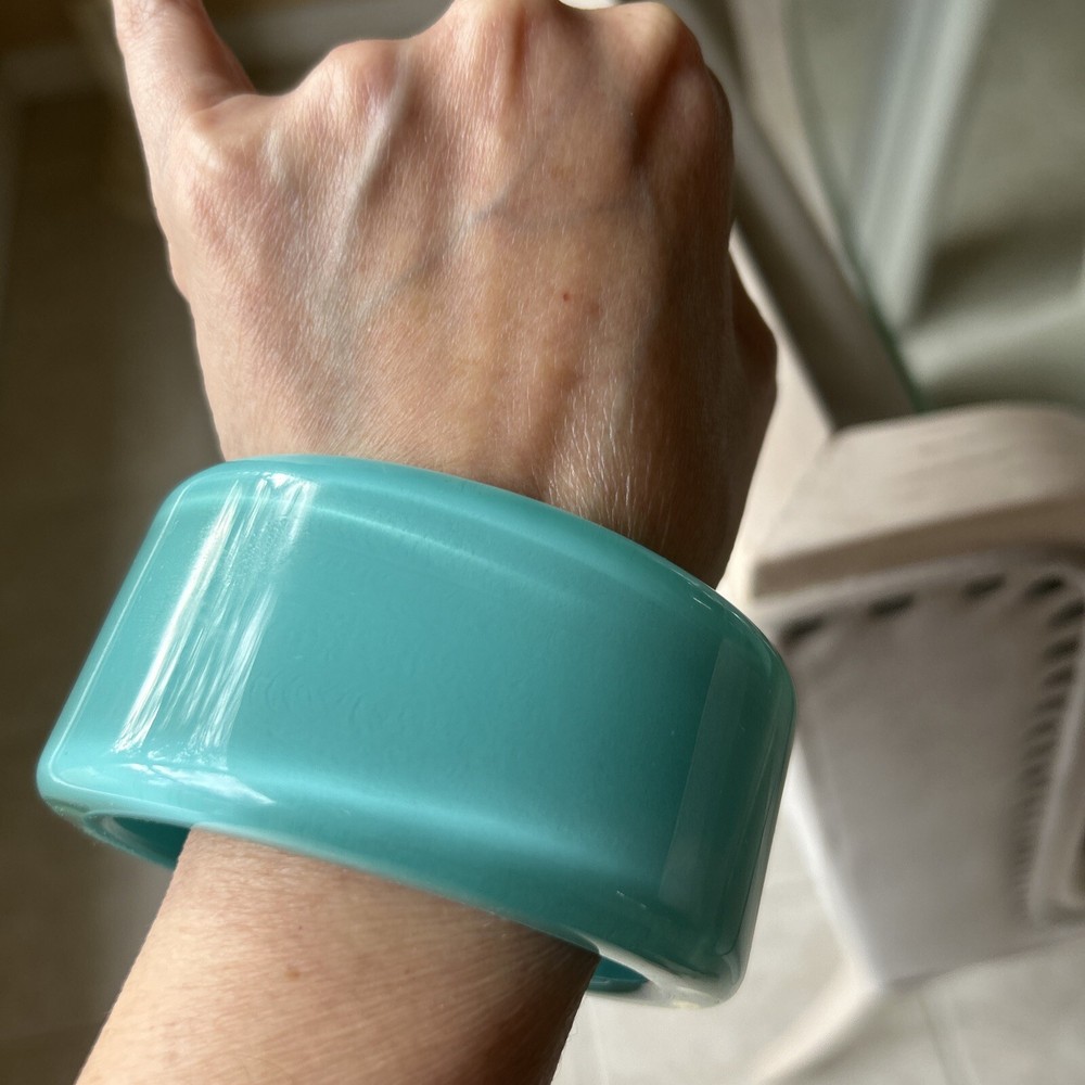 VINTAGE LUCITE RUNWAY STATEMENT BANGLE-FABULOUS TIFFANY BLUE COLOR!