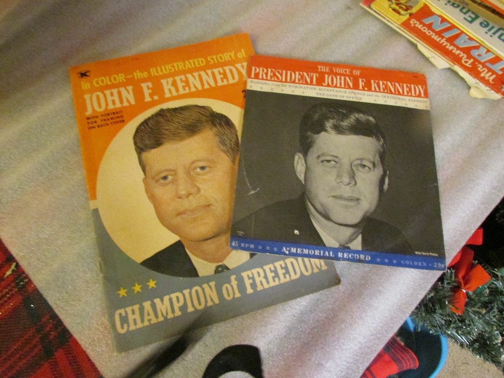 2025 DEAL-PRESIDENT KENNEDY-IN MEMORY  MEMORIAL RECORD & COMIC BOOK OF HIS LIFE