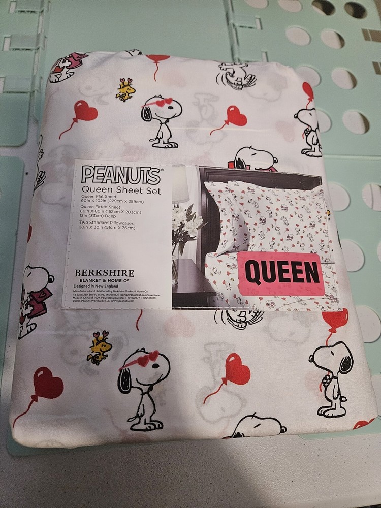 Snoopy Woodstock Valentine 4-Piece Queen Sheet Set with Hearts Love Design  