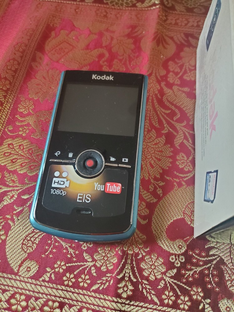 Kodak Zi8 Pocket Video Camera Black Original Box All accessories Excellent Cond