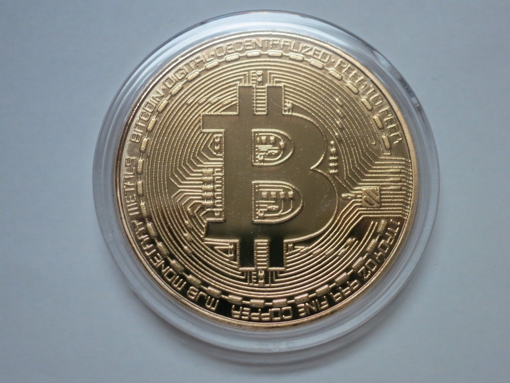 Bitcoin Gold Plated Physical Bitcoin BTC Cryptocurrency Collectible Coin in Case-image