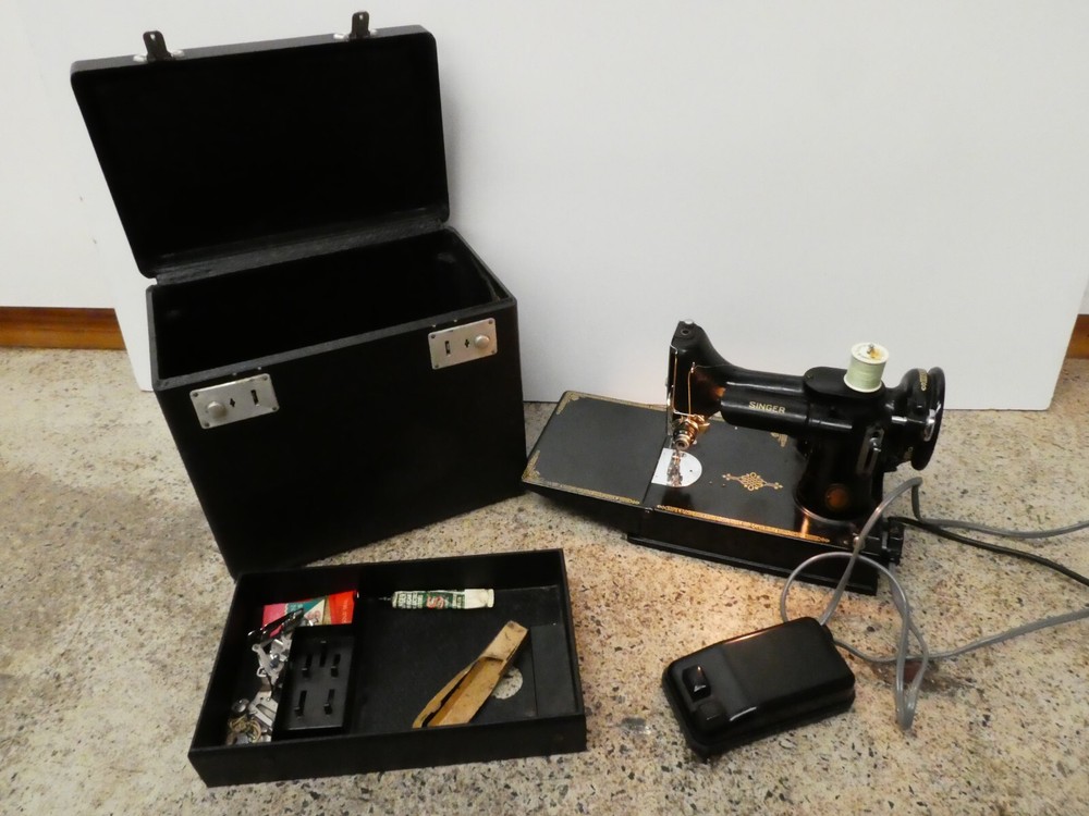 VINTAGE SINGER 221 FEATHERWEIGHT SEWING MACHINE IN CARRY BOX