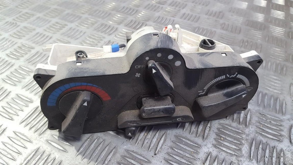 Mitsubishi Carisma 1996 Climate Control Panel (Heater Control Switch #426476-70