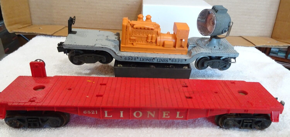 LIONEL 6821 Flatcar with 6520 Searchlight Car in Excellent Box-9 Condition