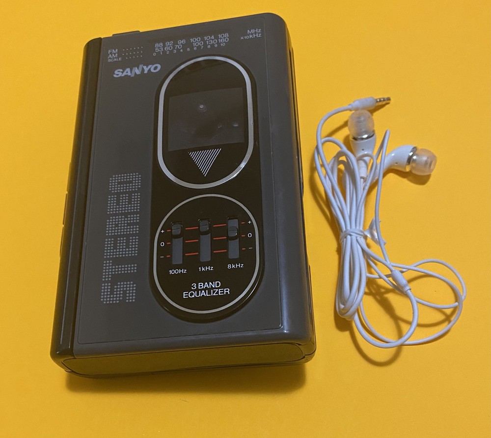 SANYO M GR75 Personal Stereo Radio Cassette Tape Equalizer FM/AM Earphones