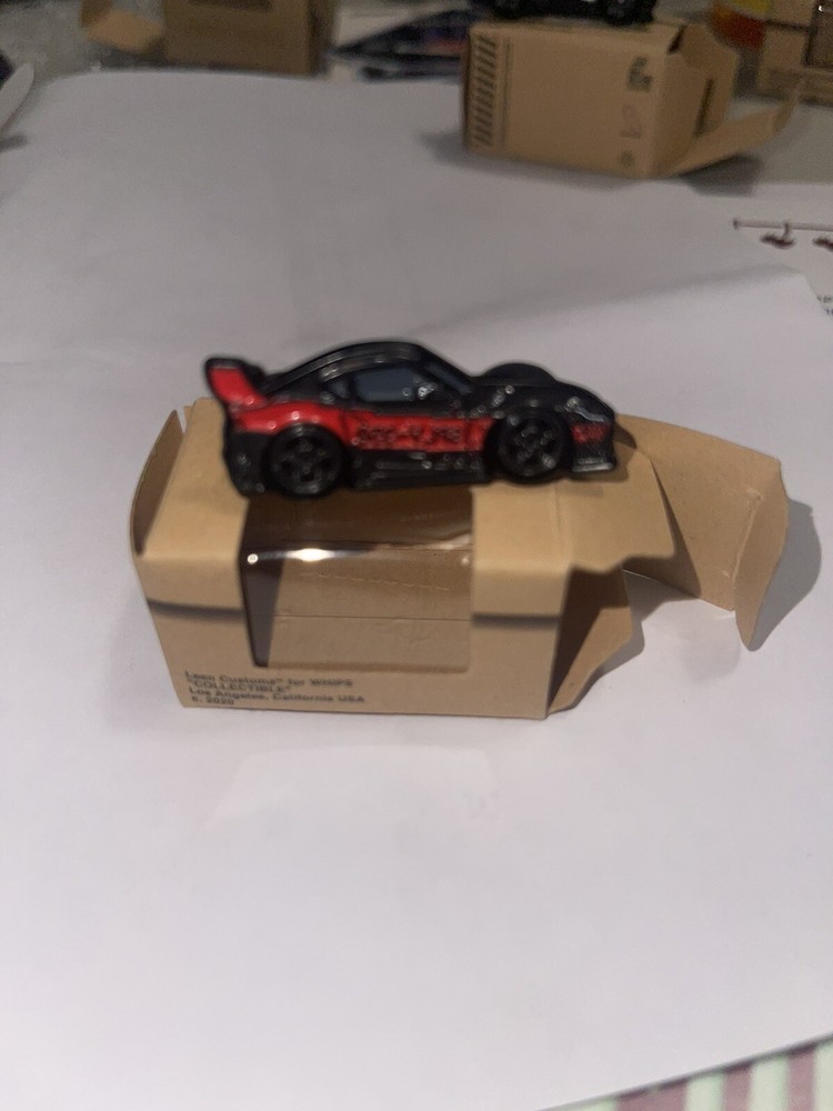 Leen Custom: SNKR Adidas Yeezy Boost 350 V2 Limited Edition Enamel Pin /500