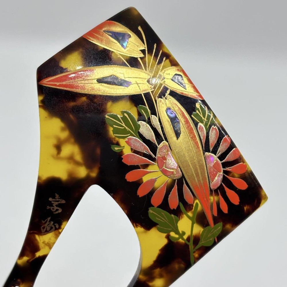 Elegant Tortoiseshell Kanzashi Hairpin with Gold Maki-e Kiku Design