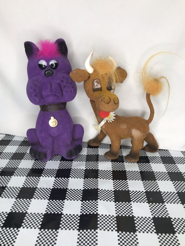 Лот из двух Флокированных Китчевых Фетровых Фердинад Бык Корова Винтажная Собака Банк с Большими Глазами