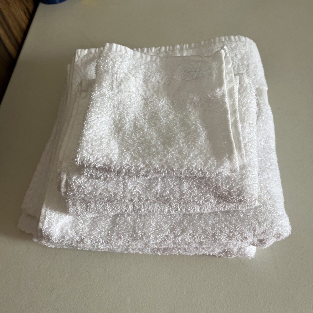 Signet 6-Piece White Towel Set in Good Condition