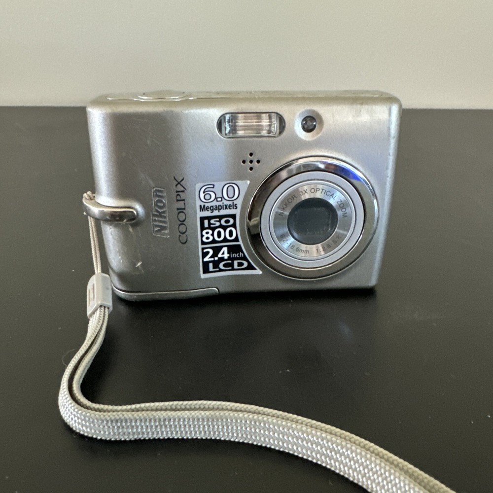 Nikon COOLPIX L11 6.0MP Digital Camera - Silver Parts Or Repair