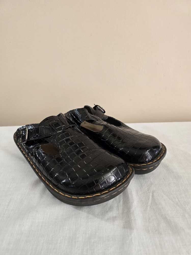 Women's  Kagen Nursing Black Slip Resistant Slip-on Croc Pattern  Clog Shoes