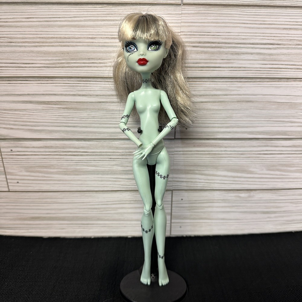 2008 Monster High Frankie Stein Doll by Mattel MISSING RT. HAND PARTS ONLY