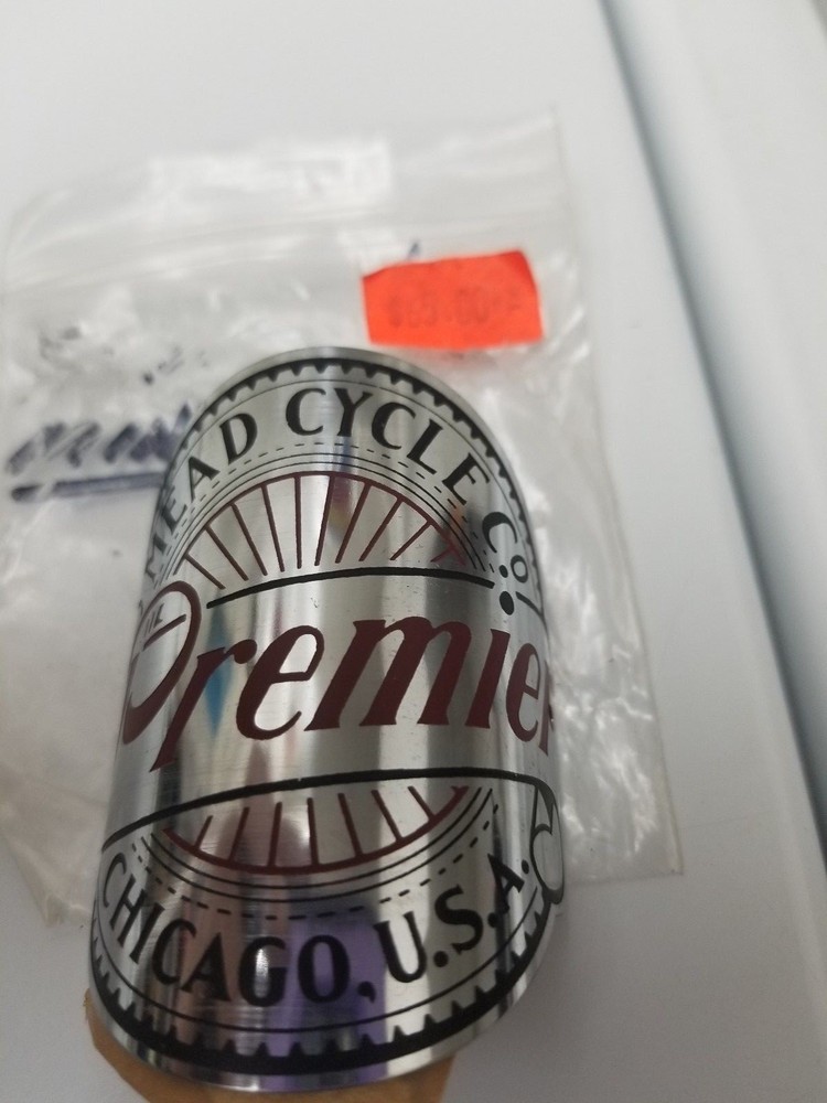 NUEVO DE LOTE ANTIGUO SCHWINN PARTS WAREHOUSE PREMIER MEAD CICLO CHICAGO EE. UU. BICICLETA LATÓN CABEZA INSIGNIA