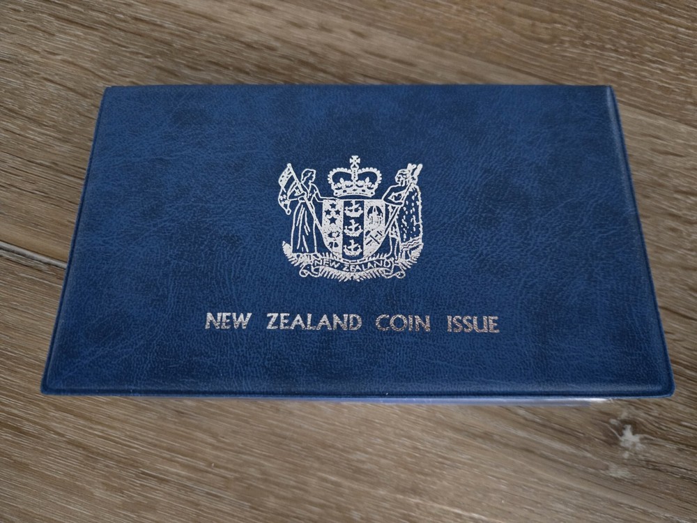 1982 New Zealand 7 Coin Proof Set W/ Silver Dollar Royal Mint