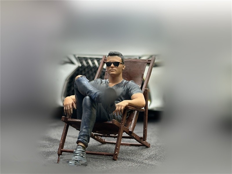 1/18 Scale Resin Man Figure with Lounge Chair for Car Models