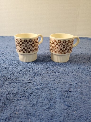 Vtg Coffee Cups MCM  Daisy Pattern USA Pottery Stackable Set Of 2 Excellent