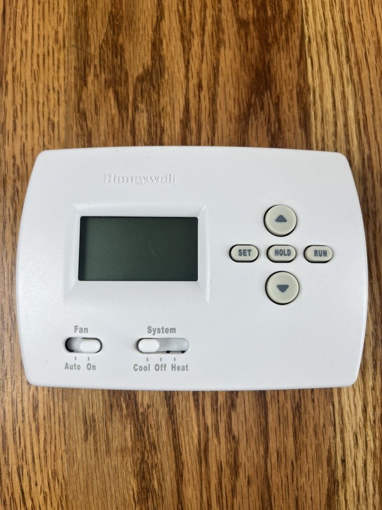 Honeywell PRO 4000 5-2 Day Programmable Thermostat TH4110D1007 Tested Works