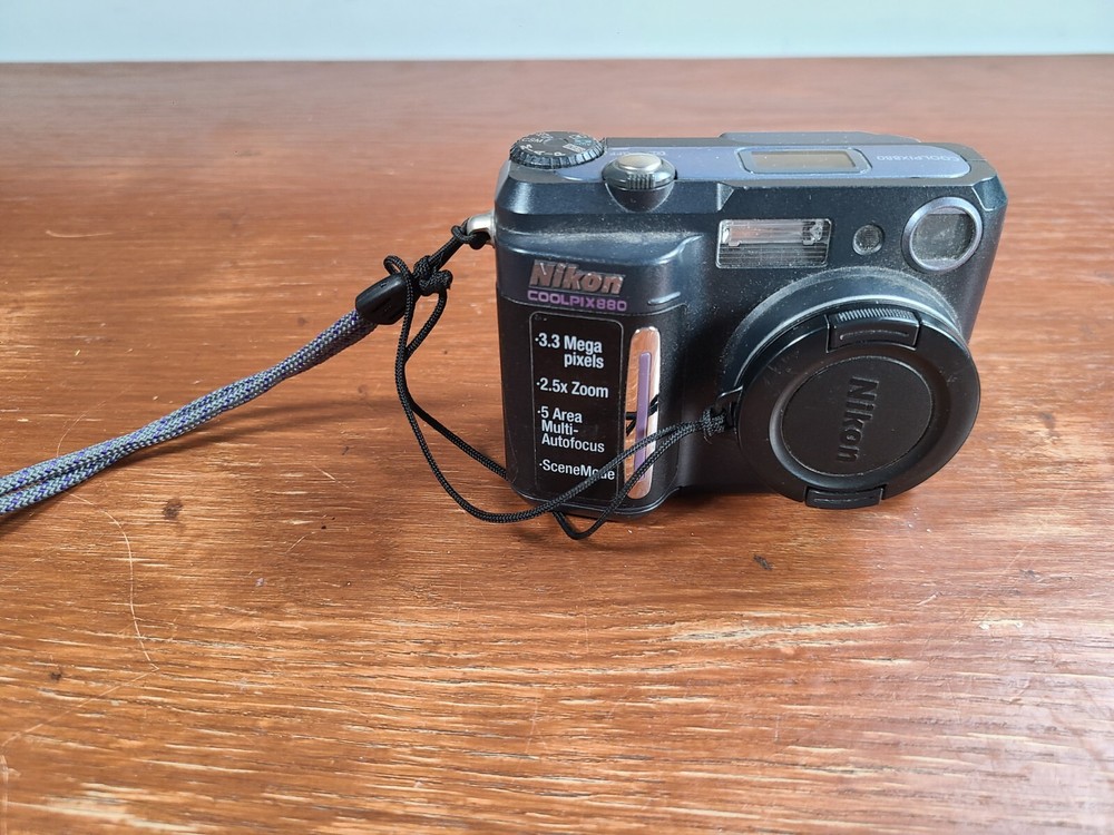 Nikon Coolpix 880 3.3MP 2.5x Zoom Digital Camera with Compact Design