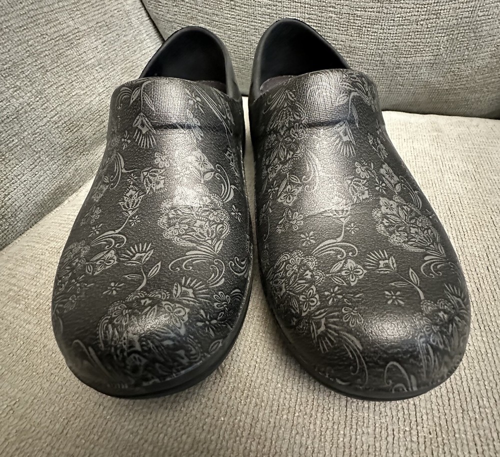 Crocs Womens Size 10 Black Floral Print Slip On Neria Pro II Clogs Nurse Work